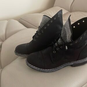 Boots very good condition,leather.